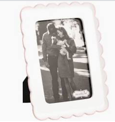 Picture frame Scallopd pink edges