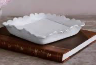 Scalloped dinner napkin holder white